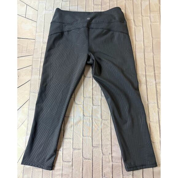 Marika Sport Crop Athletic Leggings M Gray Asphalt Embossed Layered Stripes - Picture 2 of 7